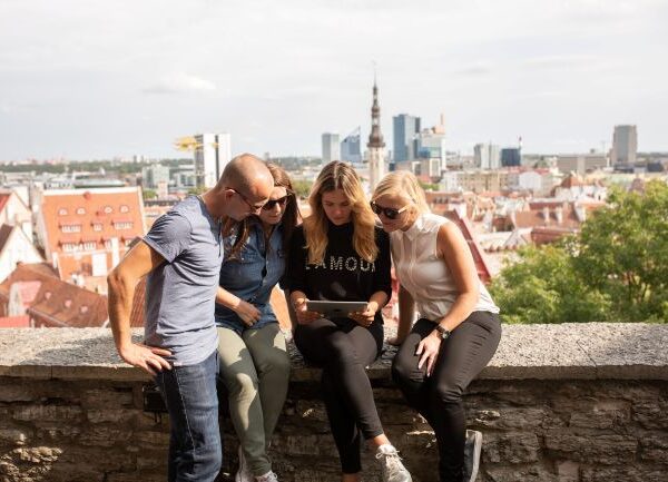 Die Besucher in Tallinn auf eines Self Guided Individualreise.
