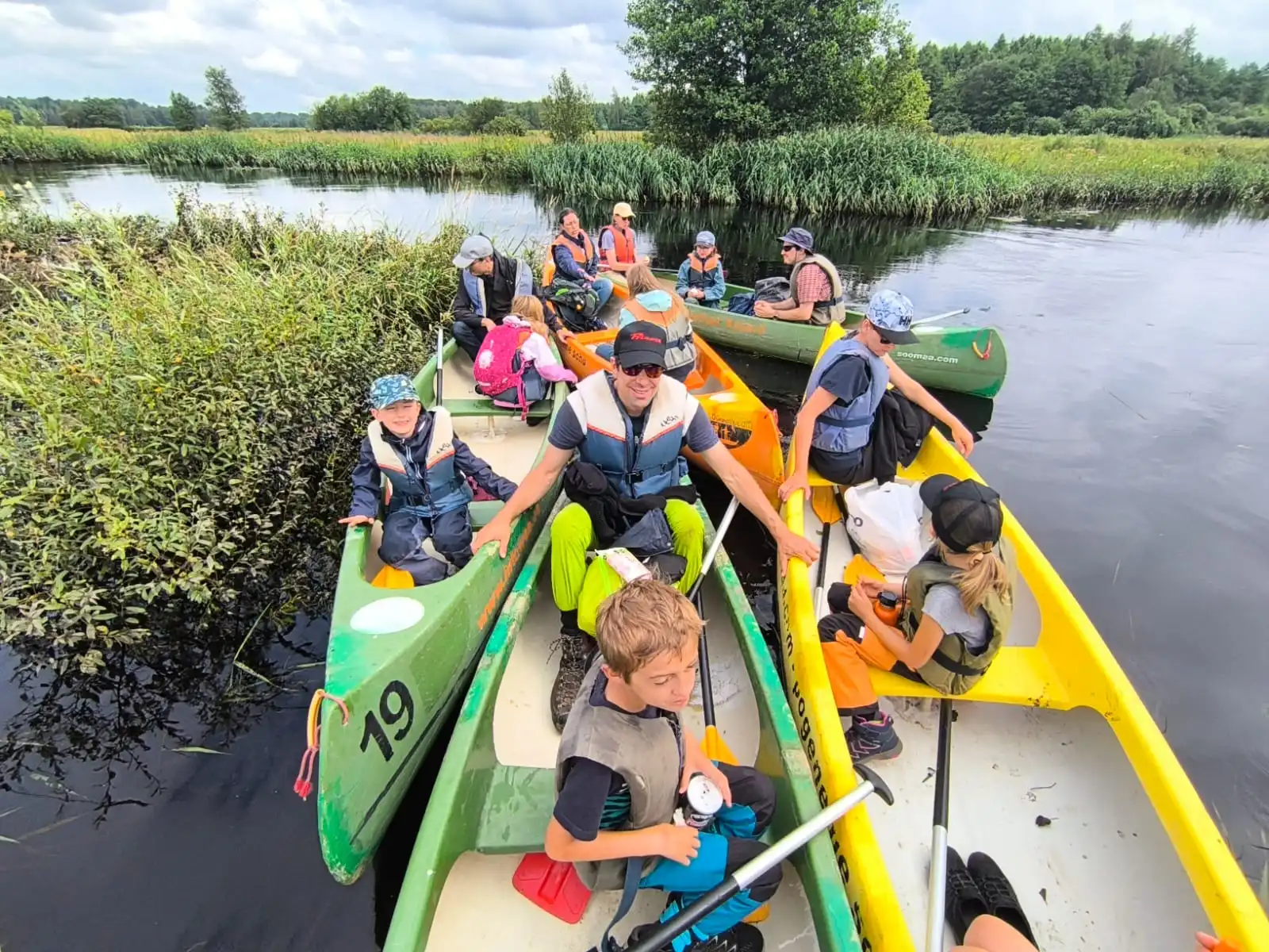 Bootstour auf einem stillen See umgeben von Natur im Baltikum