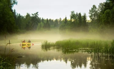 Ruhige Kanutour auf dem Tudujärv in Estland inmitten der Natur