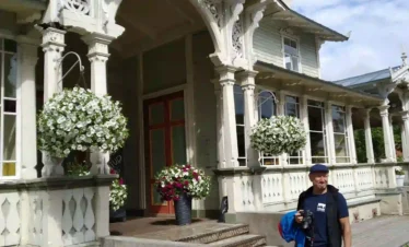 Küstenstadt auf einer estnischen Insel mit Hafen und traditioneller Architektur