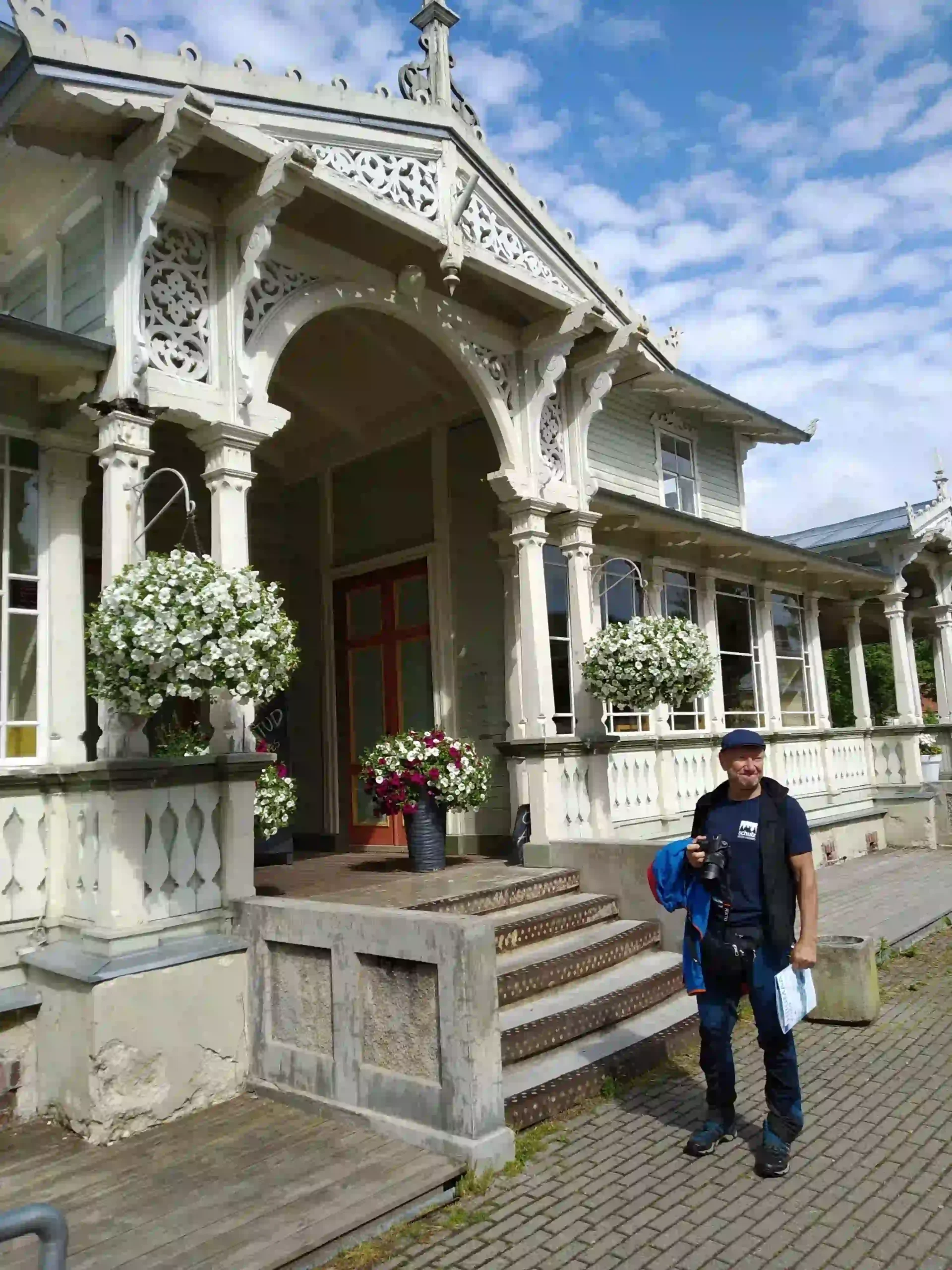 Küstenstadt auf einer estnischen Insel mit Hafen und traditioneller Architektur