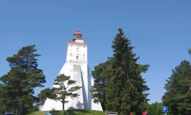 Historische Inselstadt in Estland bei einer Fahrradtour durch kleine Gassen