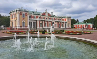 Kadriorg-Palast in Tallinn, Estland, umgeben von einem Park