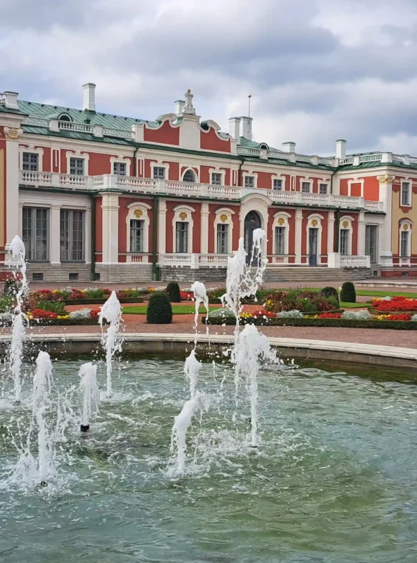 Kadriorg-Palast in Tallinn, Estland, umgeben von einem Park