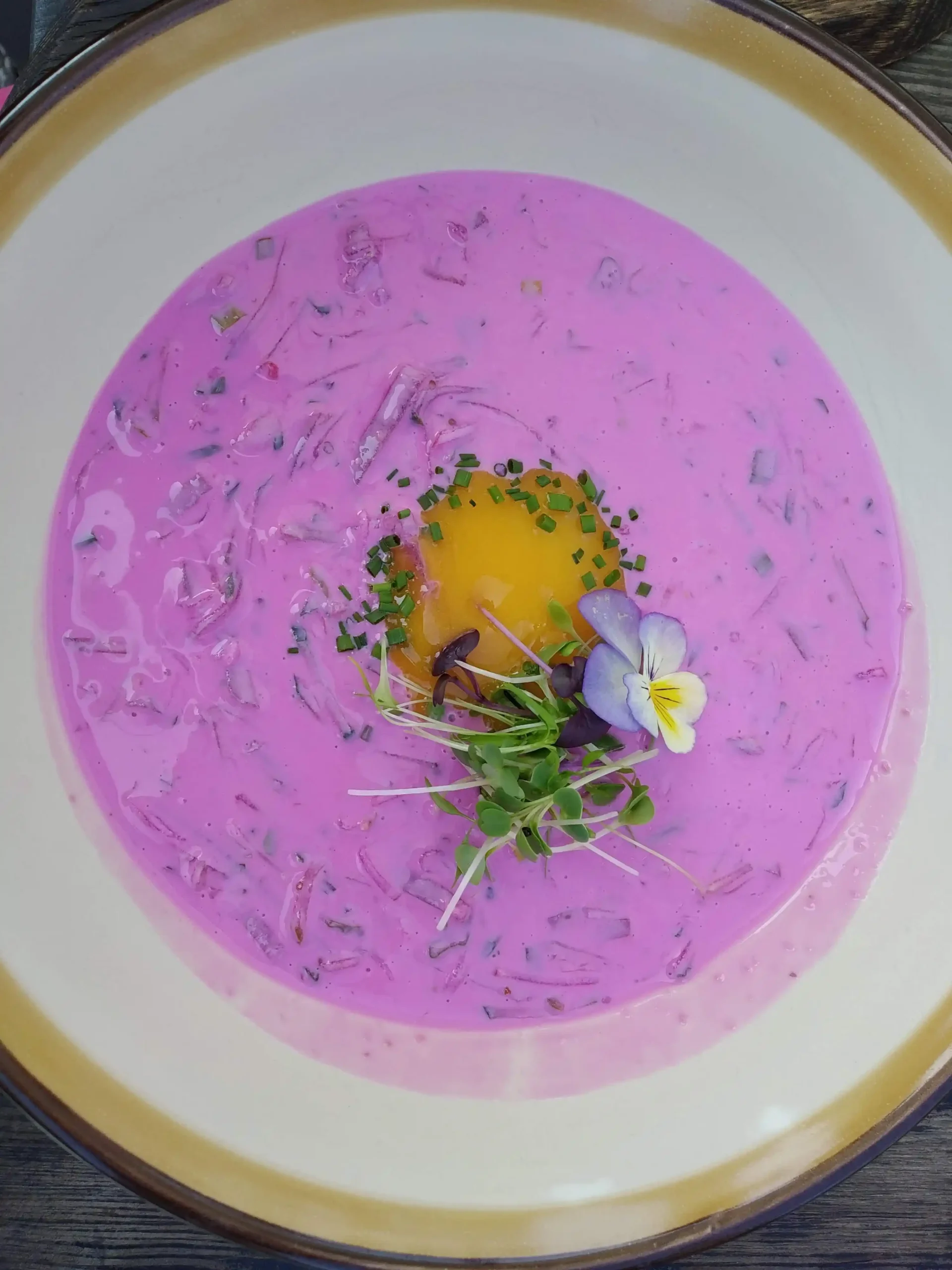 Traditionelle kalte Rote-Bete-Suppe aus Litauen (Šaltibarščiai)