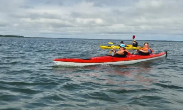 Seekajak im estnischen Archipel mit ruhigen Gewässern und Naturerlebnis