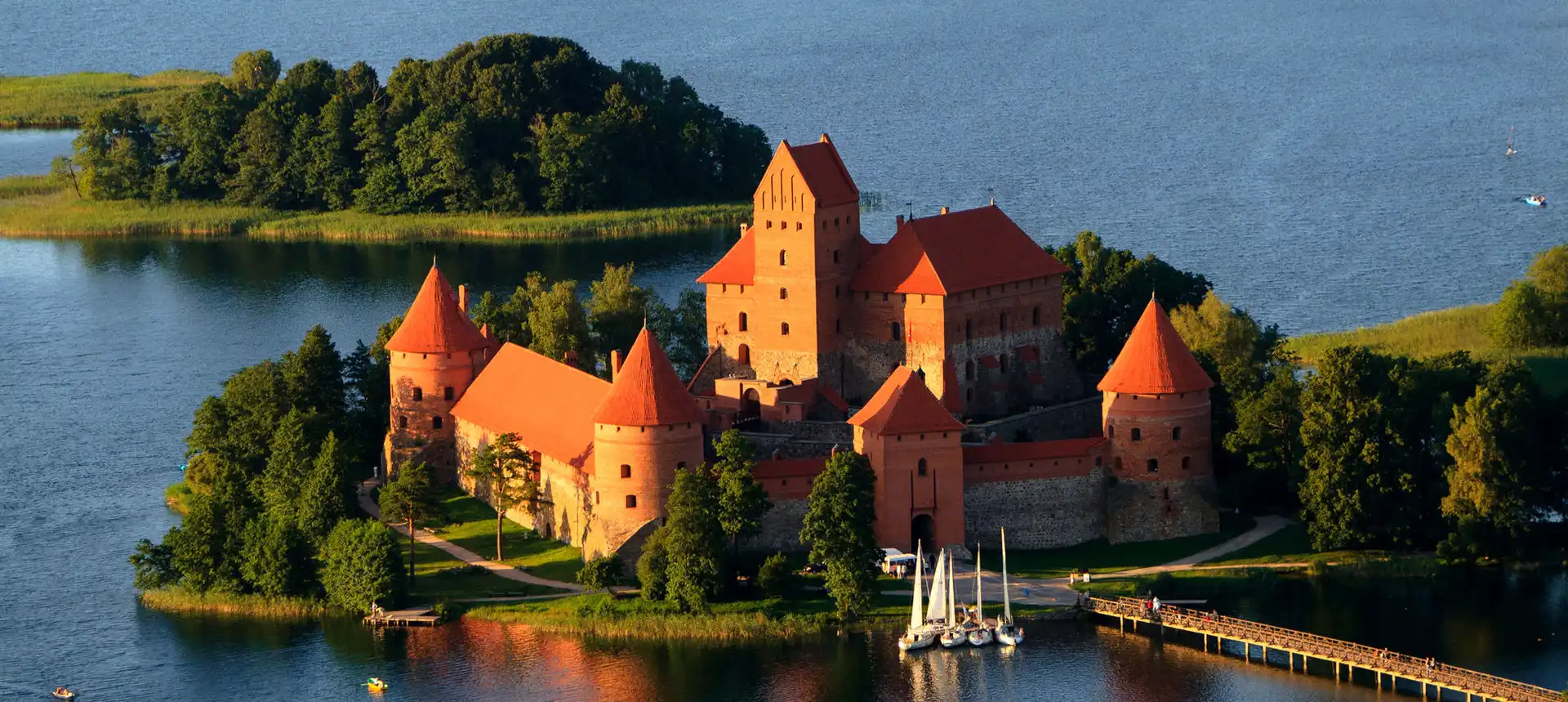 Burg Trakai in Litauen, malerisch auf einer Insel im See gelegenania lake landmark