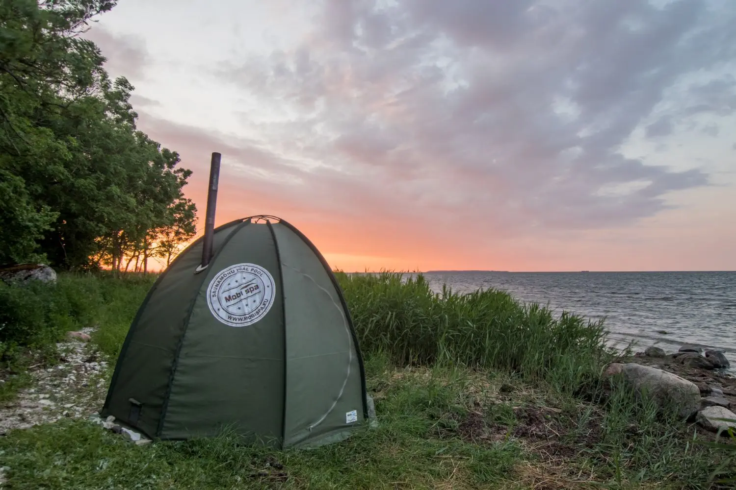 Saunaerlebnis am Meer bei Sonnenuntergang in Estland
