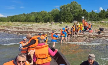 Bootstour entlang der Küste von Estland und Lettland mit maritimer Landschaft
