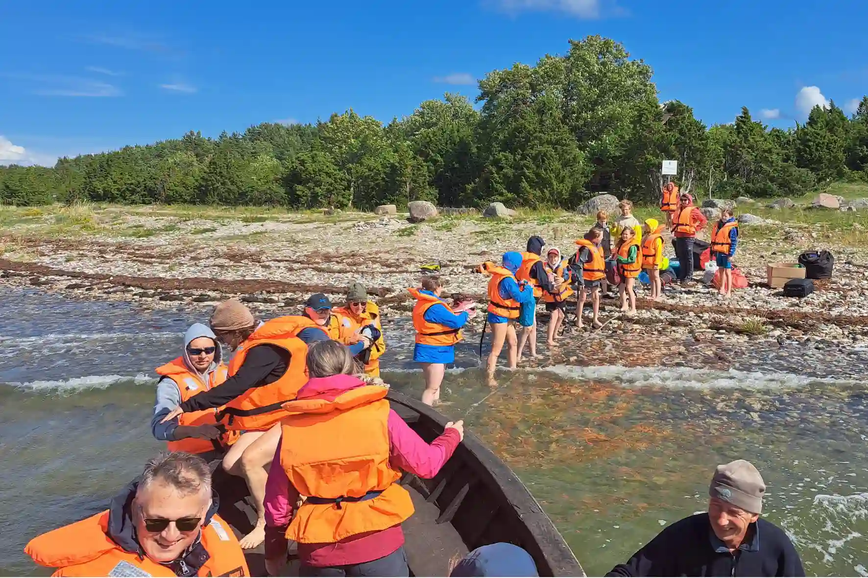 Bootstour entlang der Küste von Estland und Lettland mit maritimer Landschaft