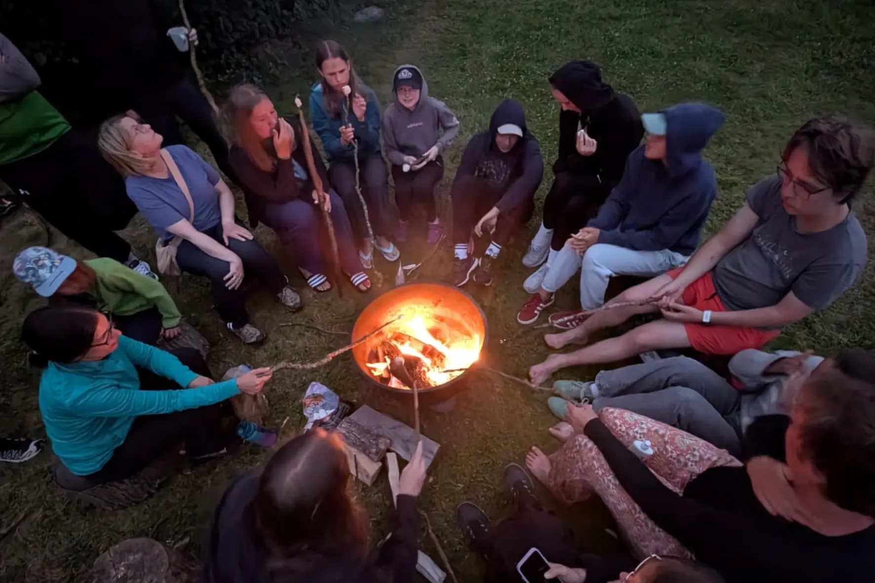 Lagerfeuerabend mit der Familie in Estland und Lettland inmitten der Natur