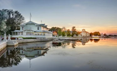 Küstenort Haapsalu in Estland bei Sonnenuntergang mit Spiegelung