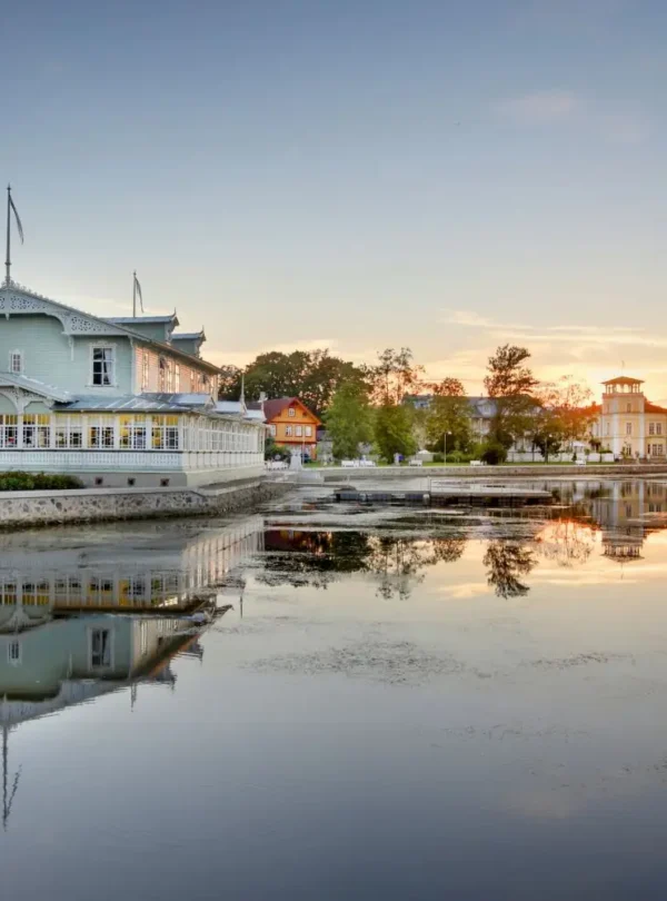 Küstenort Haapsalu in Estland bei Sonnenuntergang mit Spiegelung