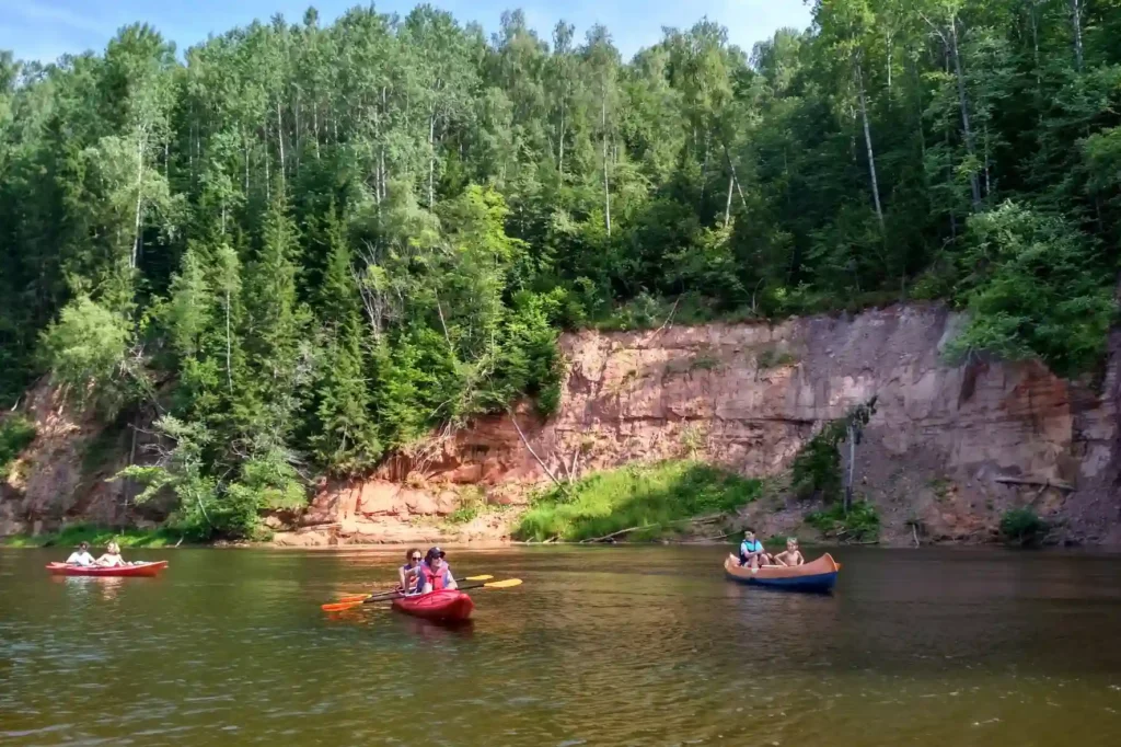 Familien-Kajaktour in der baltischen Natur mit ruhigen Gewässern und Küstenlandschaft