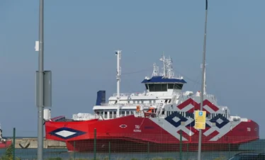 Fährüberfahrt entlang der Küste von Estland und Lettland mit Blick auf die Ostsee