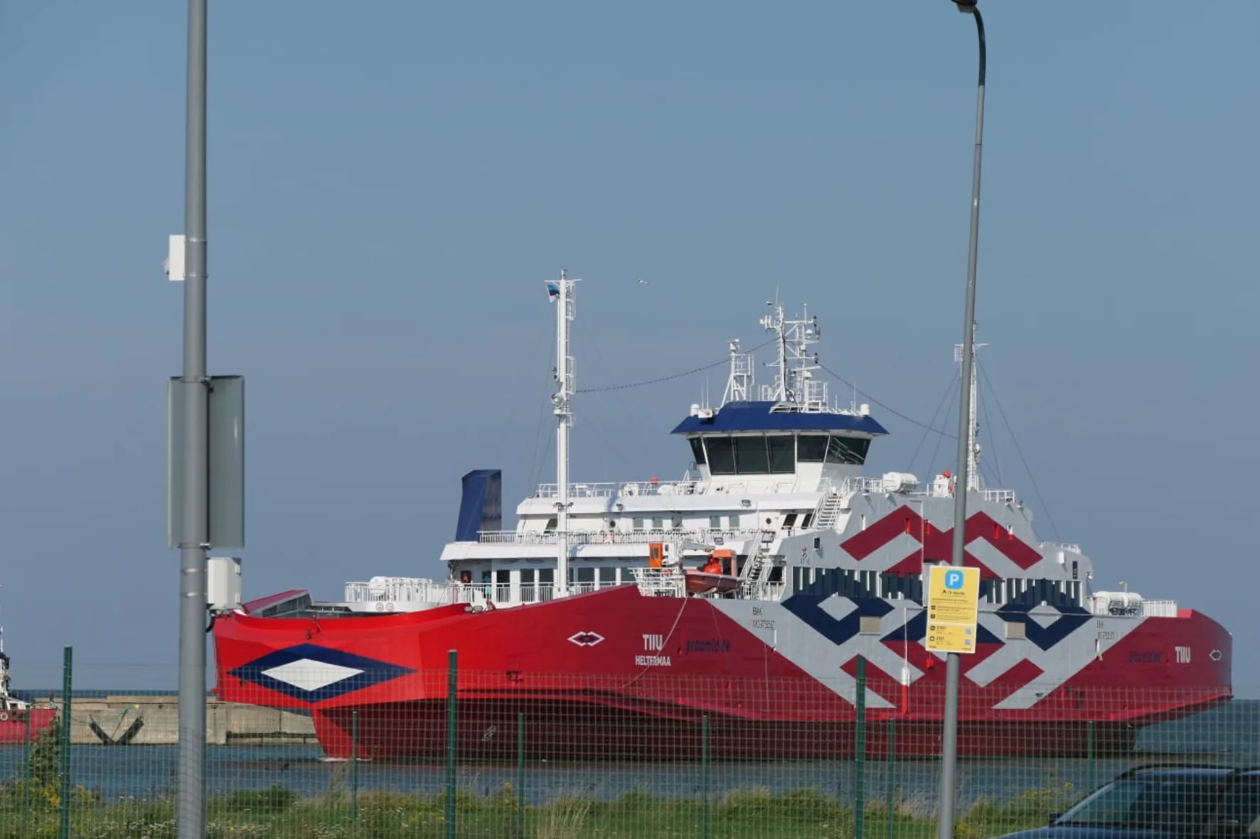 Fährüberfahrt entlang der Küste von Estland und Lettland mit Blick auf die Ostsee