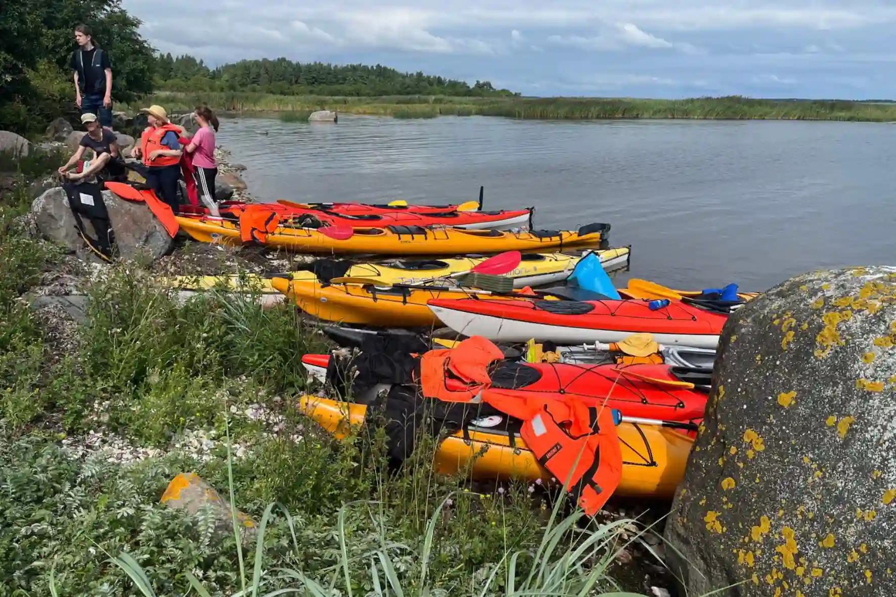 Kajaktour auf der Ostsee für Familien mit Küstenlandschaften und Naturerlebnis