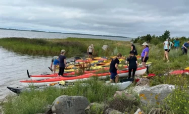 Kajaktour mit Teenagern in Estland und Lettland durch ruhige Gewässer und unberührte Natur