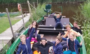 Bootstour auf einem See in Estland und Lettland mit ruhiger Landschaft und Naturerlebnis