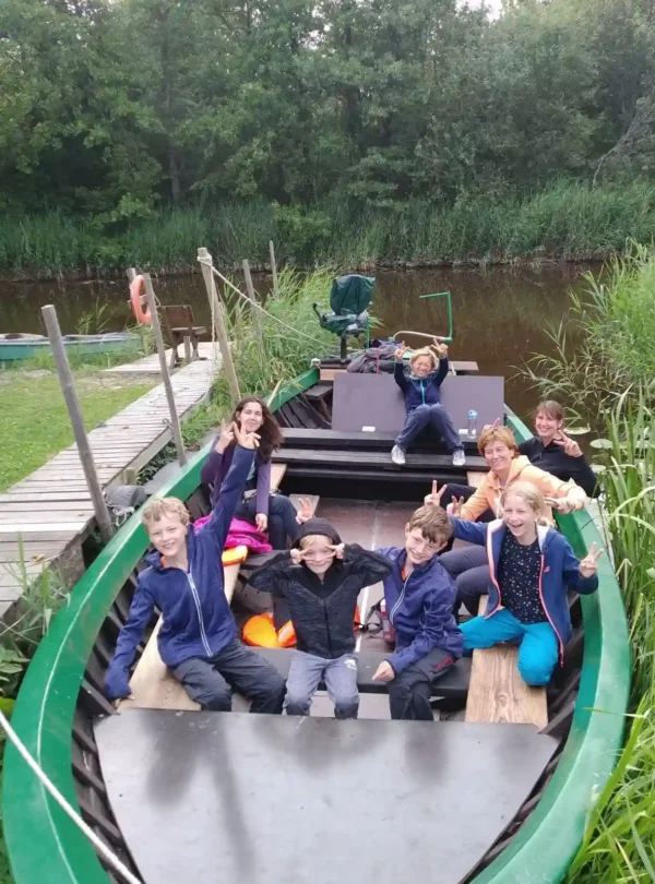 Bootstour auf einem See in Estland und Lettland mit ruhiger Landschaft und Naturerlebnis