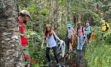 Naturwanderung durch Wälder in Estland und Lettland mit Teenagern