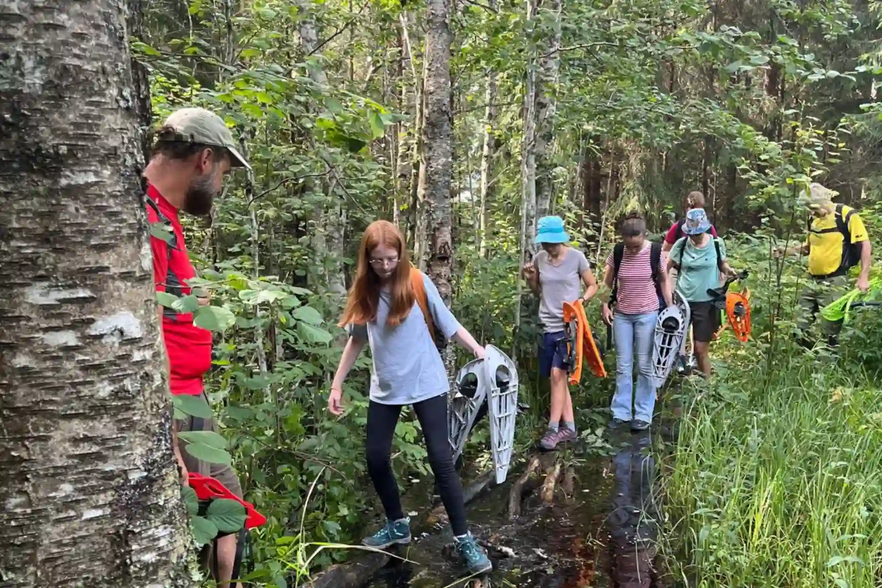 Naturwanderung durch Wälder in Estland und Lettland mit Teenagern
