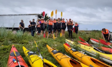 Seekajak entlang der Küste von Estland und Lettland mit weitem Blick auf die Ostsee und unberührte Natur