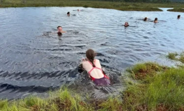 Baden in einem estnischen Moorsee inmitten unberührter Natur